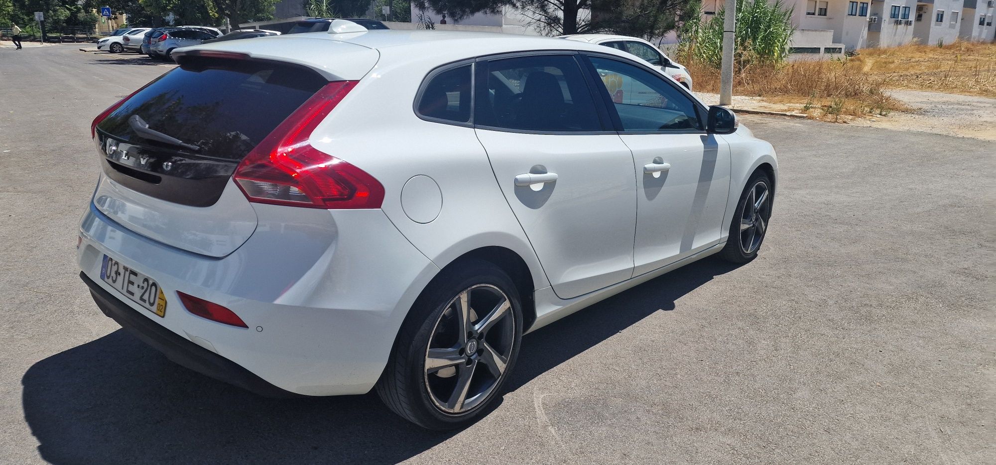 Volvo V40 D2.   .