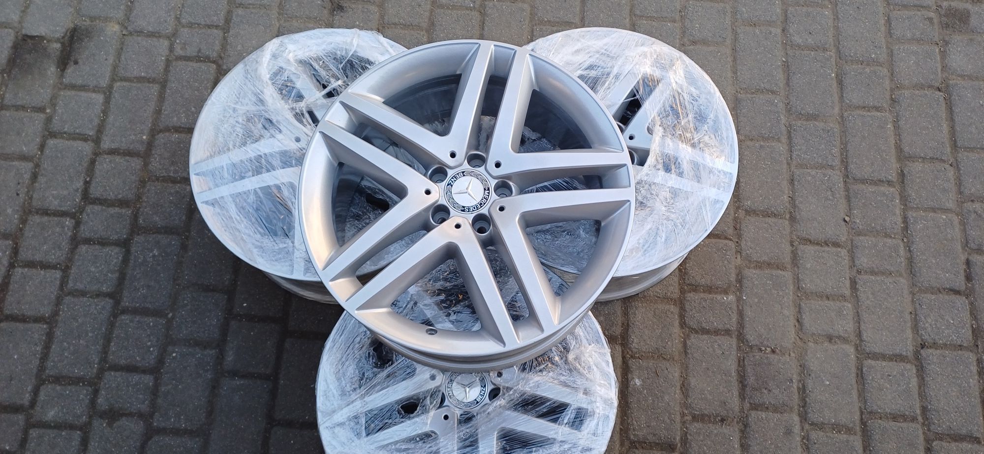 Alufelgi MERCEDES 8x19 cali , rozstaw śrub 5x112 , po regeneracji.