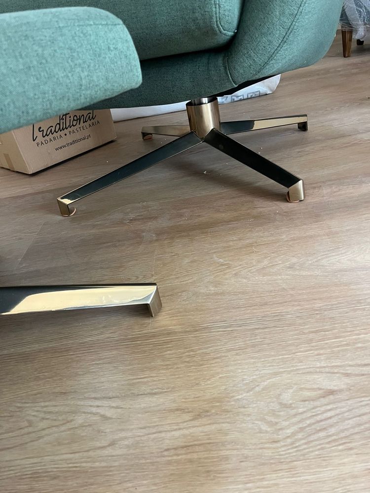Poltrona verde com posa pés
