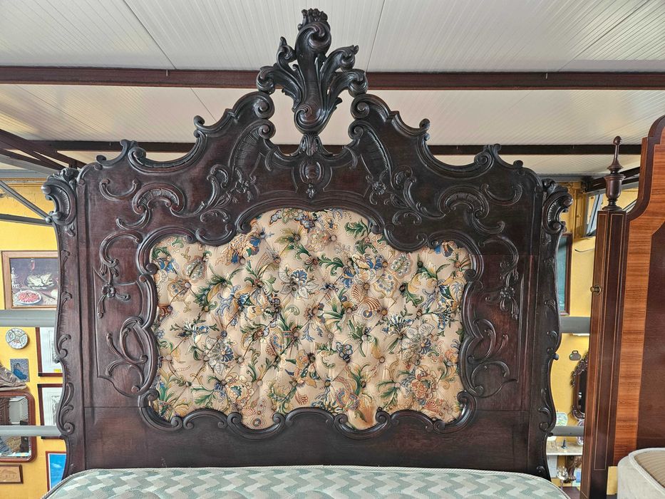 Cama antiga com estrado e colchão - Bom estado geral