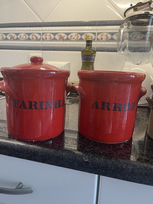 Galheteiro e recipientes para alimentos.