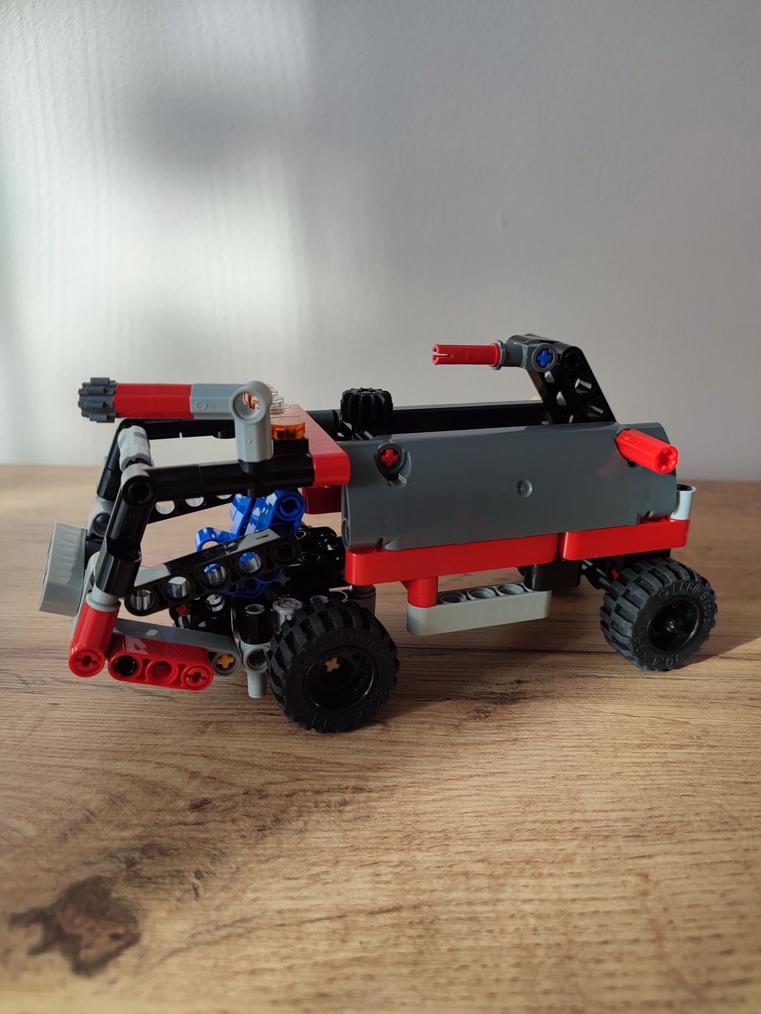 LEGO Technic 42047 i 42084