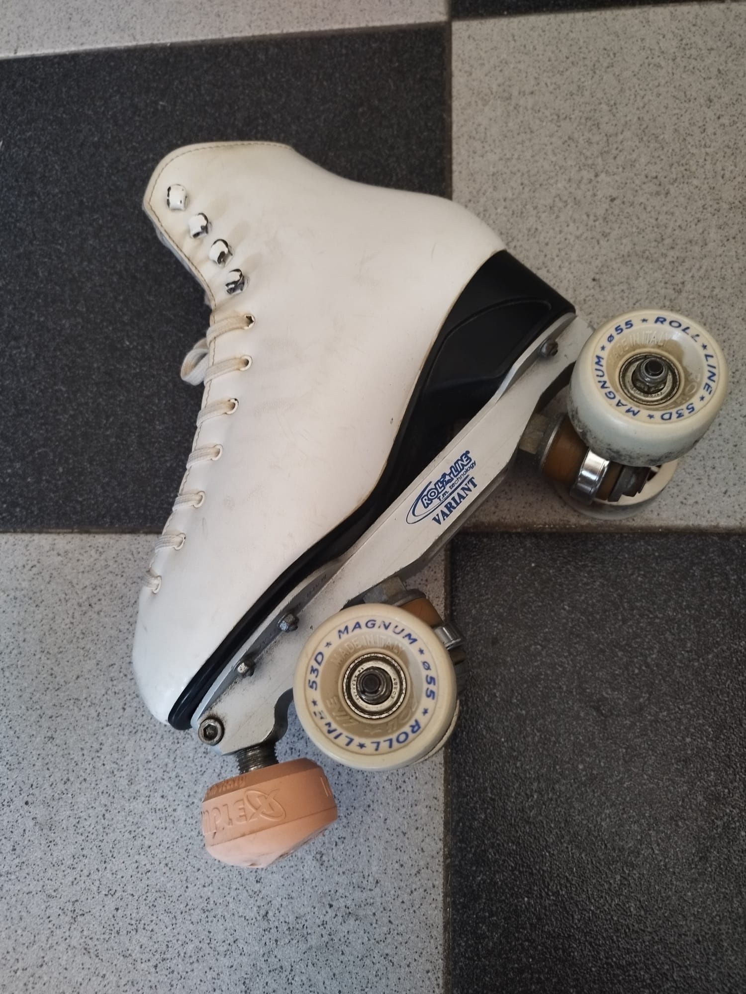 Patins de patinagem artística.