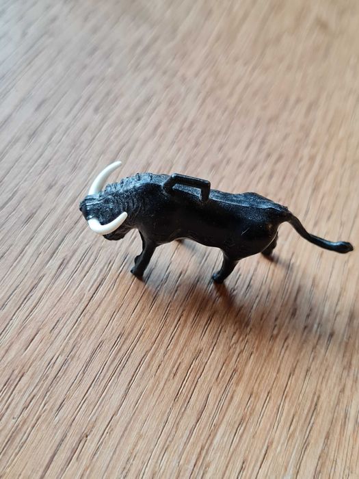 Figurka byka czarna