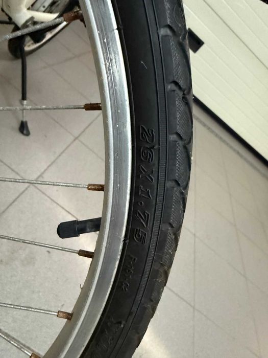 Bicicleta senhora branca com cesto, luzes led e aloquete