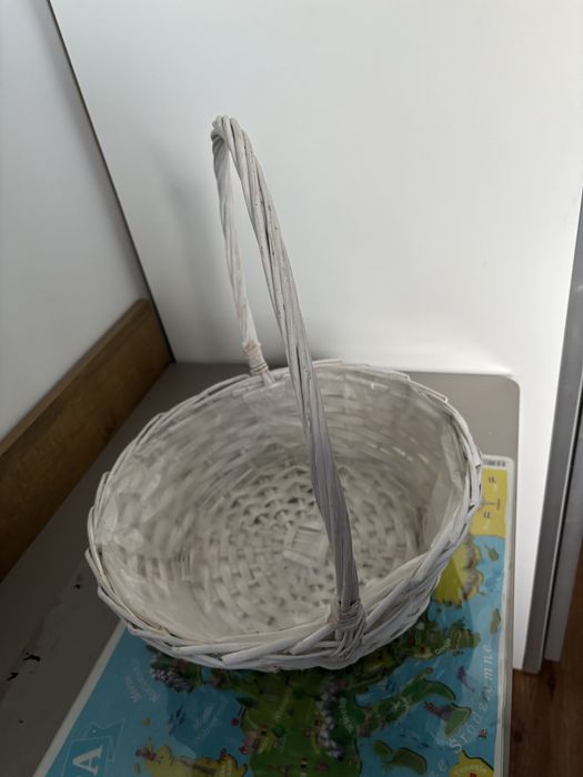 Bialy wiklinowy koszyk idealny na prezent dekoracje lub kwiaty