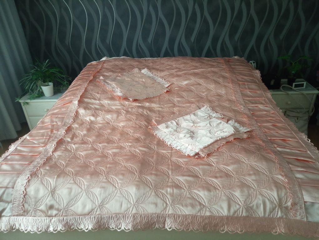 Narzuta na łóżko plus poszewki na poduszki