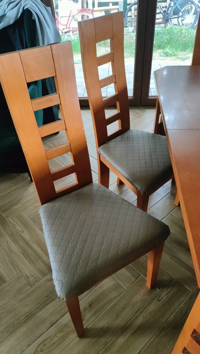 Stół z krzesłami