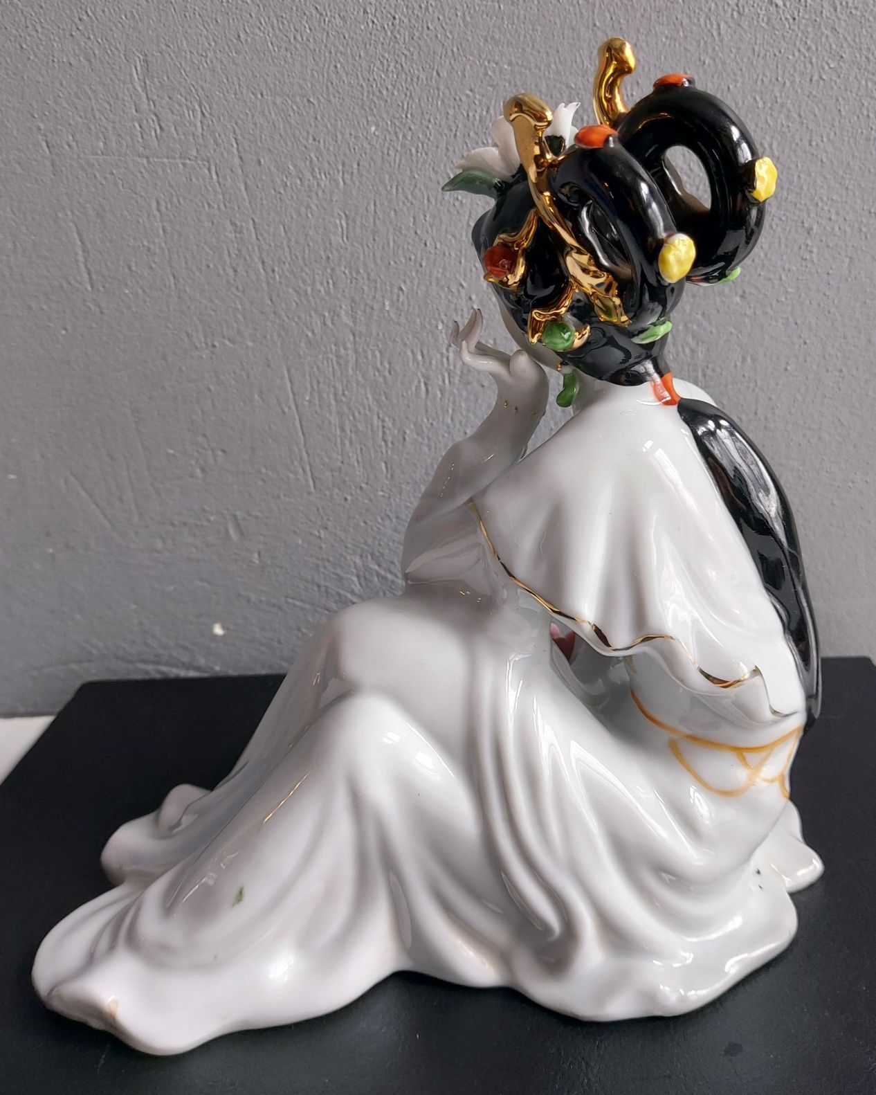 Porcelanowa figurka Gejszy