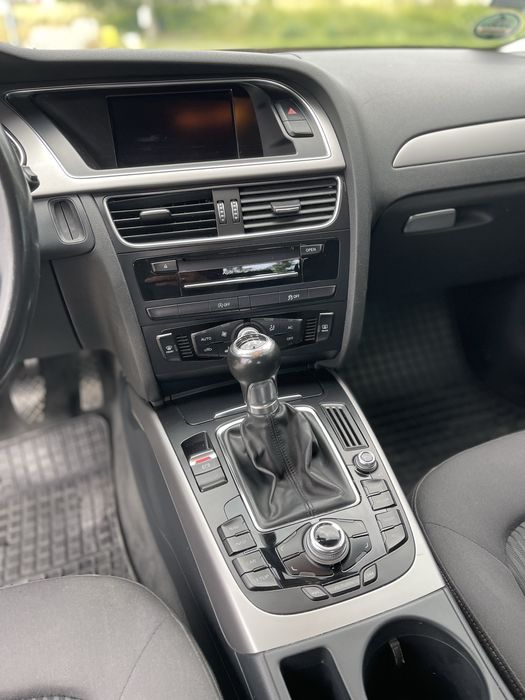Audi A4 B8 Kombi 2.0TDI 143km lift manual alufelgi Cena do negocjacji.