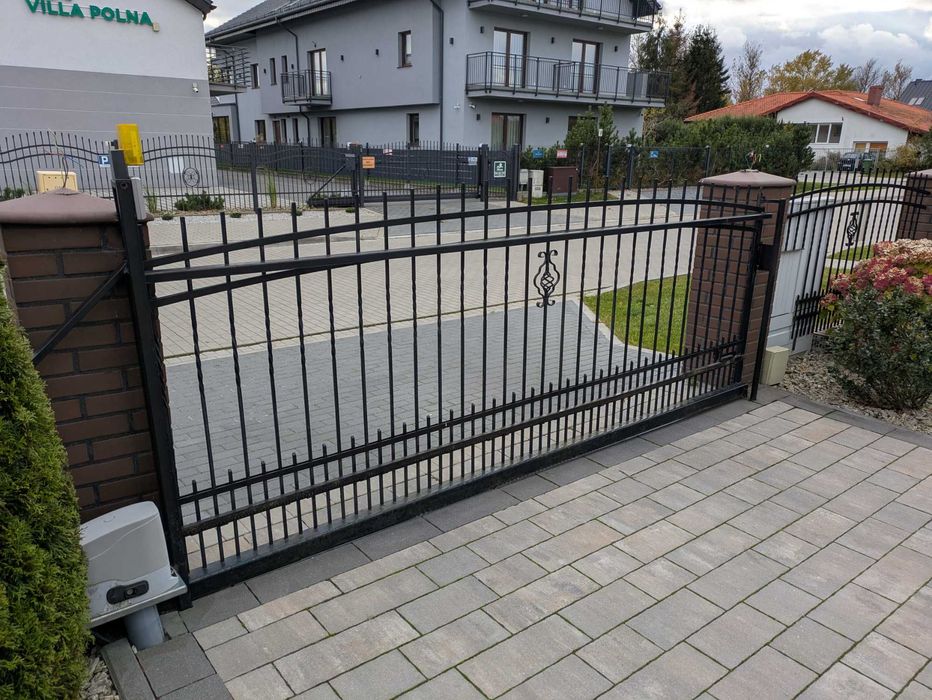 Ogrodzenie z bramą automatyczną przesuwną i automatyką