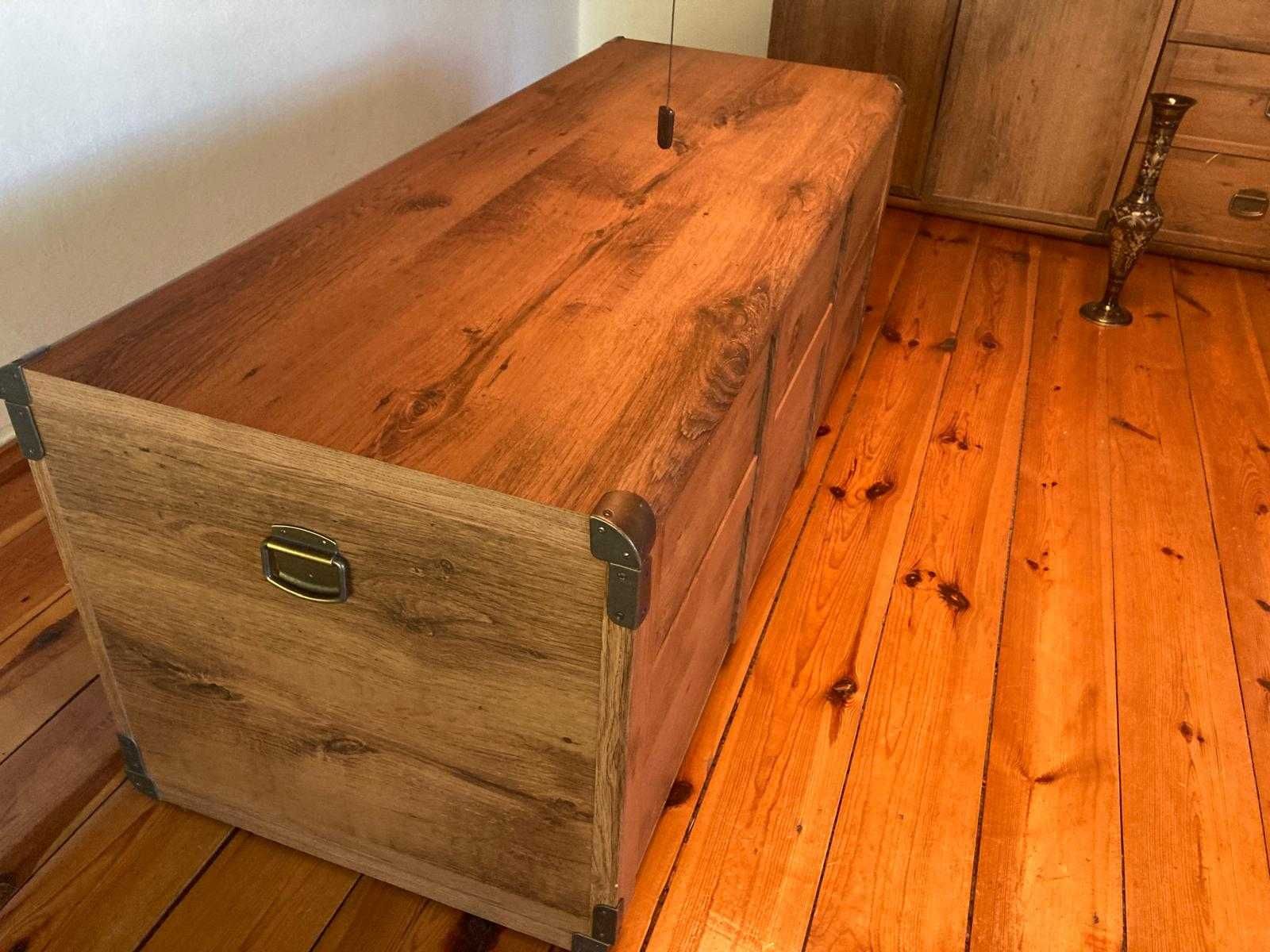Kufer drewniany w kolorze ciemnego dębu – pojemny i solidny