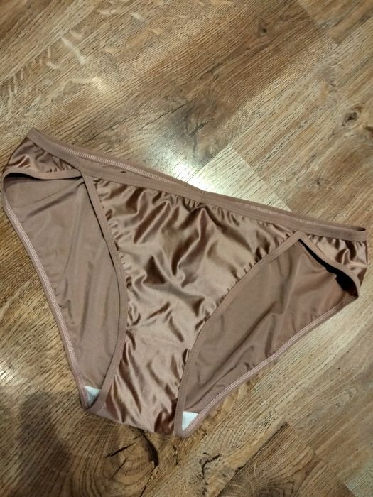 Різні в фото,шикарні трусики,атласні,трикотажні.Маю багато білизни.