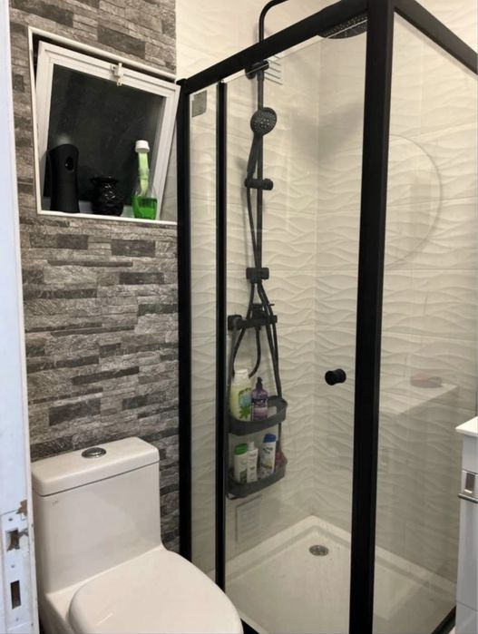 Arrenda-se quarto com wc