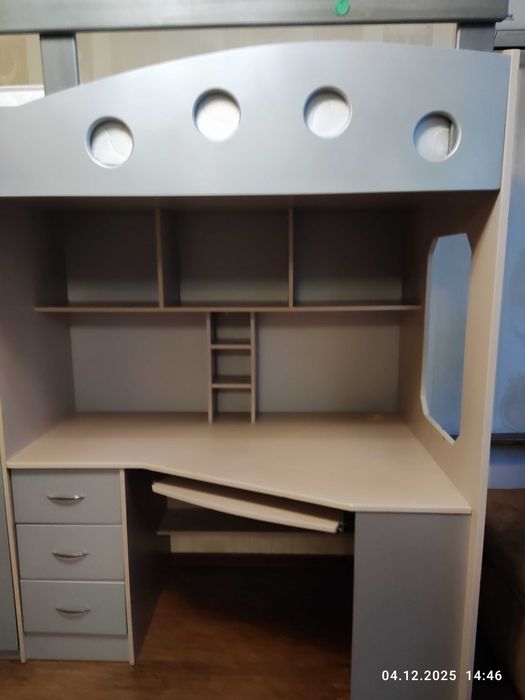 Ліжко-горище з шафою і столом