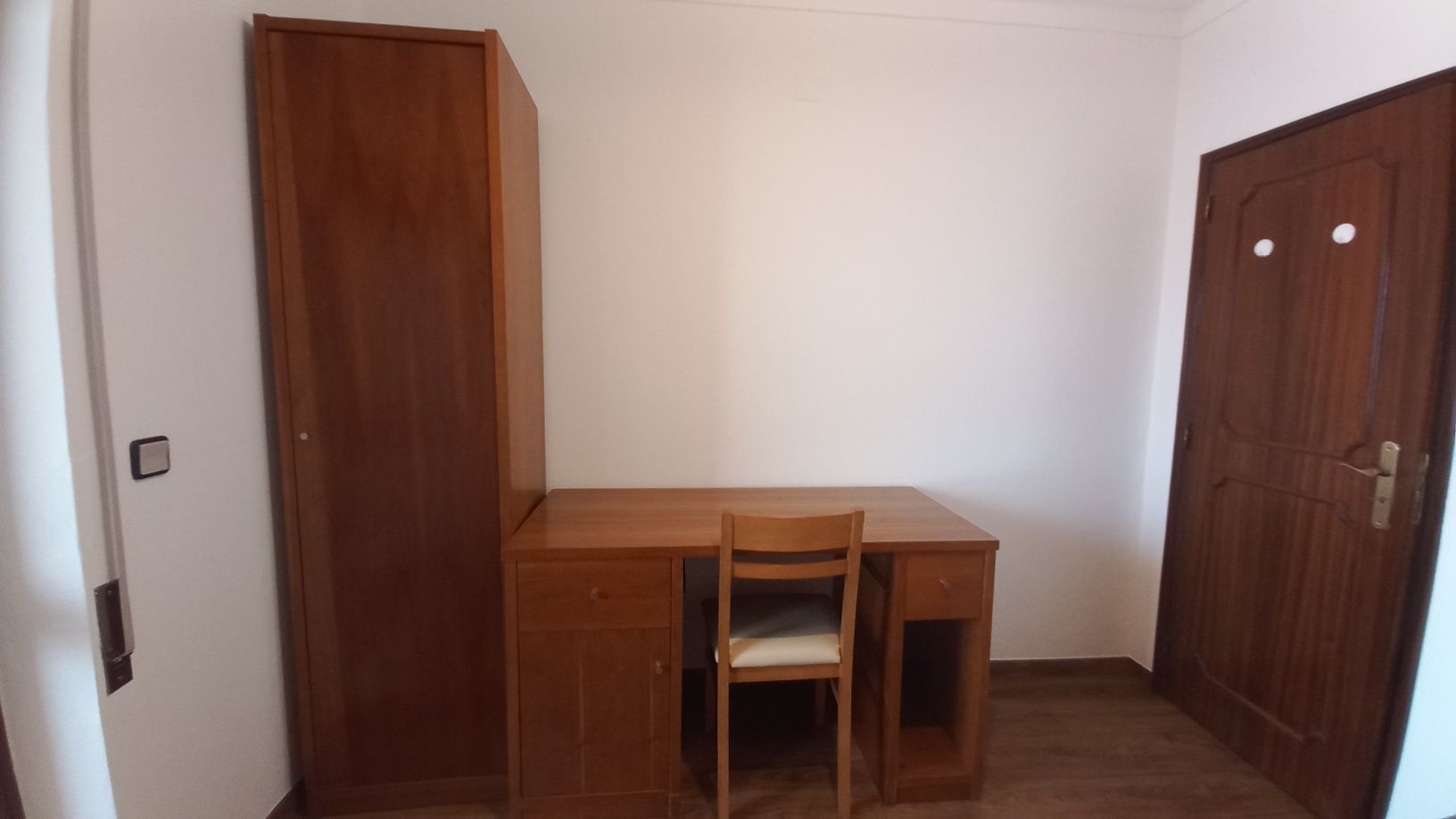 Mobília Estúdio 2 camas COMO NOVO! -- Studio furniture 2 pax LIKE NEW!