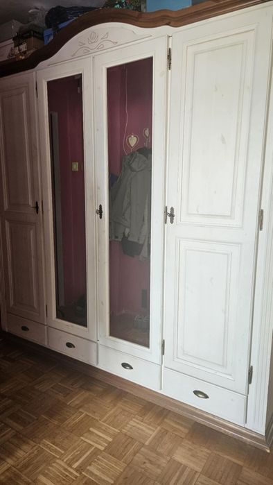 Drewniana stylowa szafa