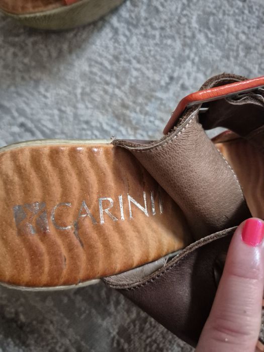 Sandały  damskie skórzane na koturnie Carinii rozmiar 39