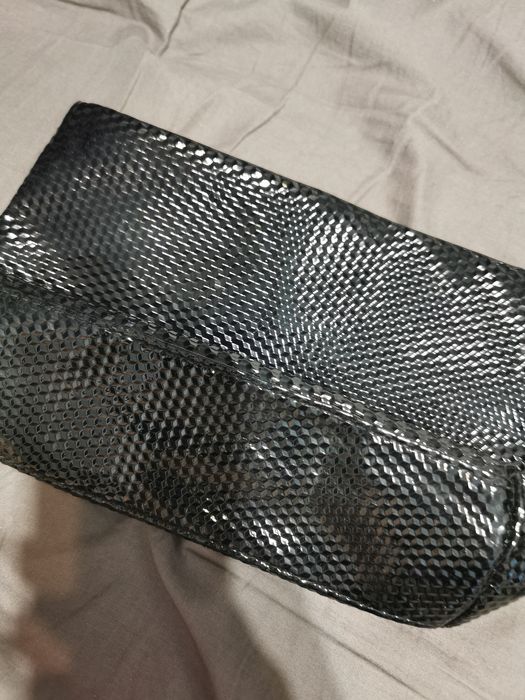 Czarna torba kopertówka