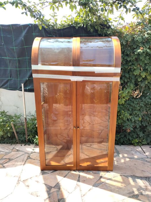 Cristaleira de vidro e madeira