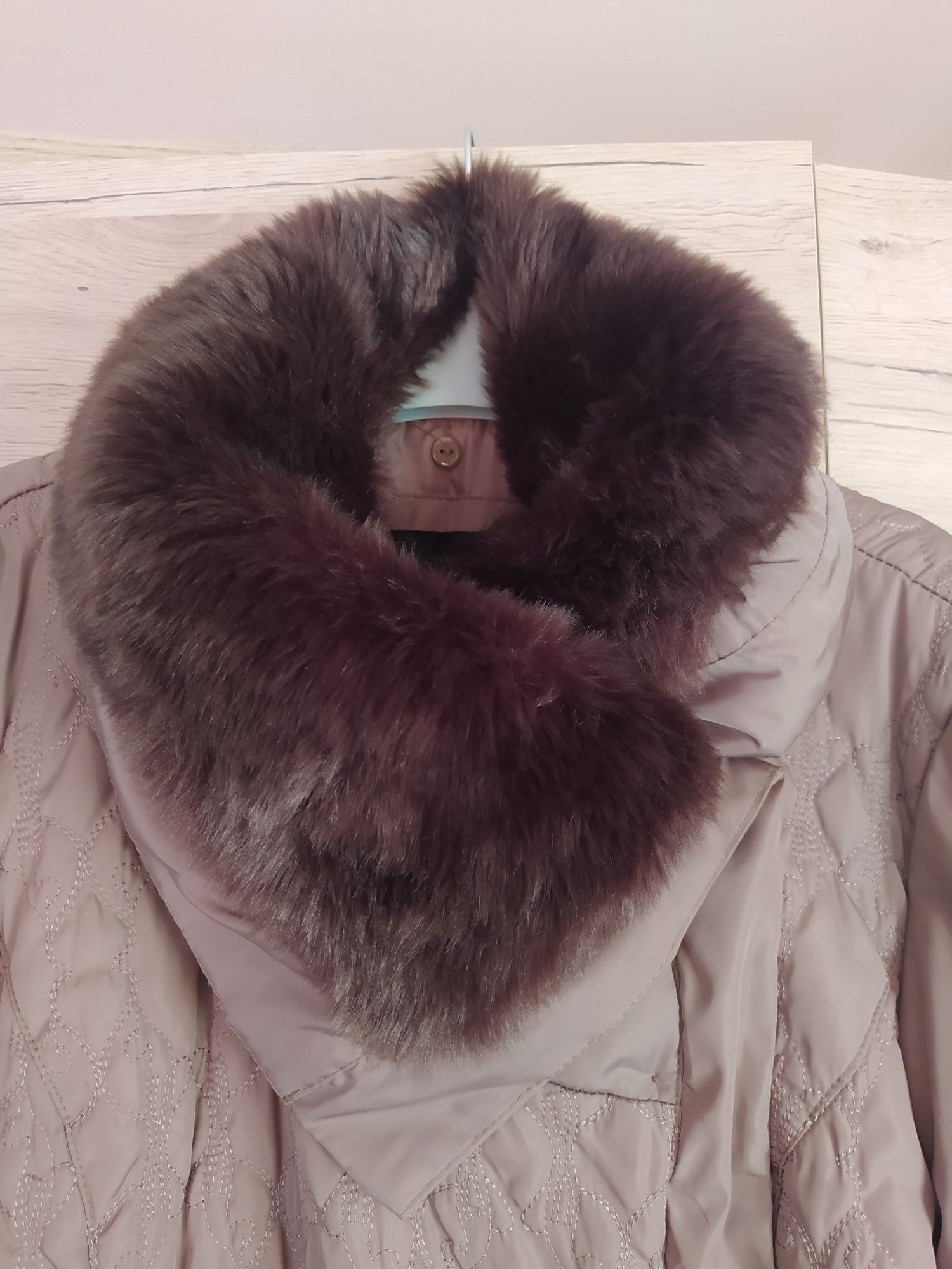 Długa kurtka Reserved ciepła z paskiem beżowa 36