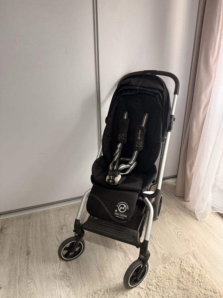 Czarny wozek-spacerówka Cybex