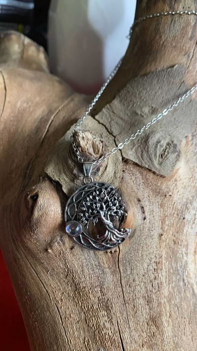 Colar com a pedra Selenite e com vários cristais e pedras