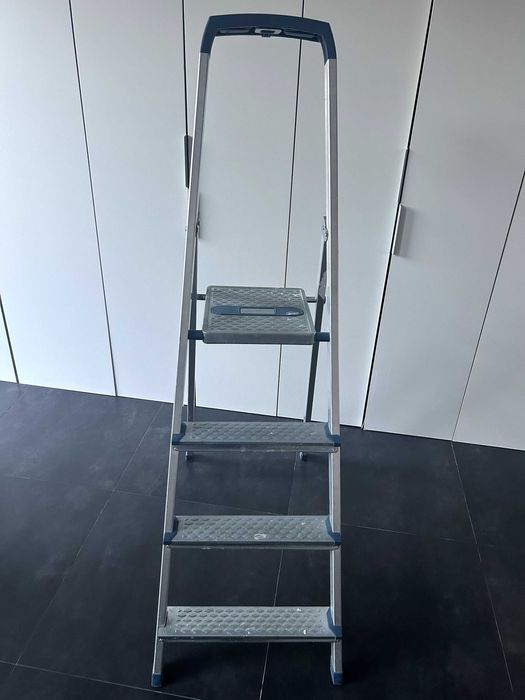 escadote de alumínio de 4 degraus