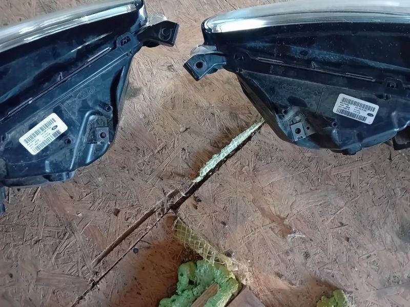 Продам передні оригіналні фари Форд Фюжен 2015 рік