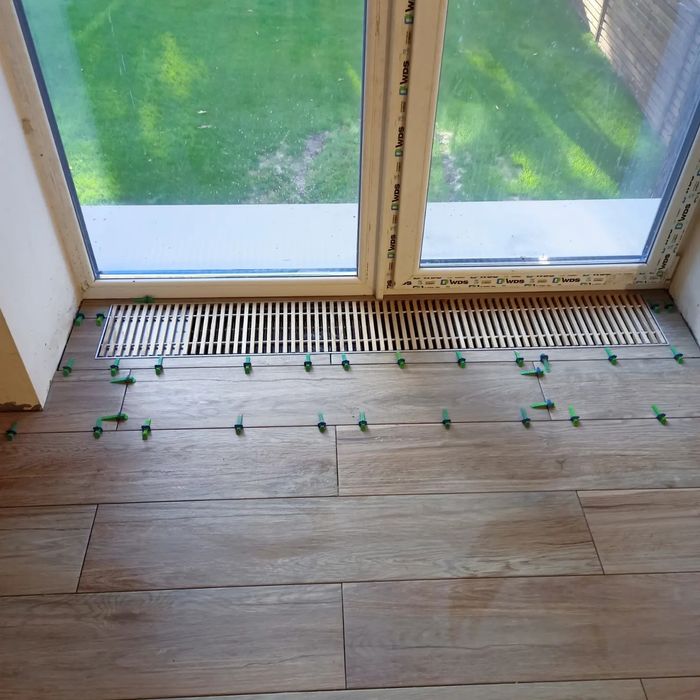 Виконуємо плиточні роботи...