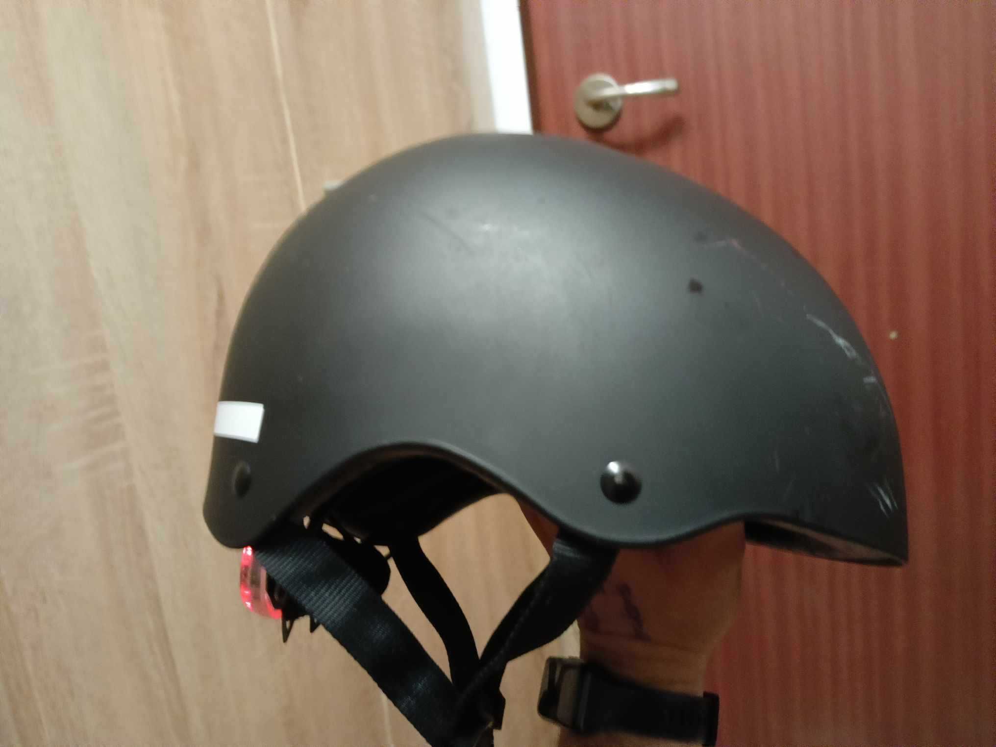 Kask ochronny z lampką LED dla dziecka na rower,rolki S/M (48-54cm)
