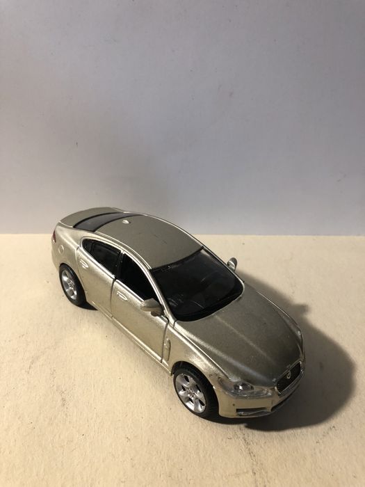 Jaguar XF da burago 1:32