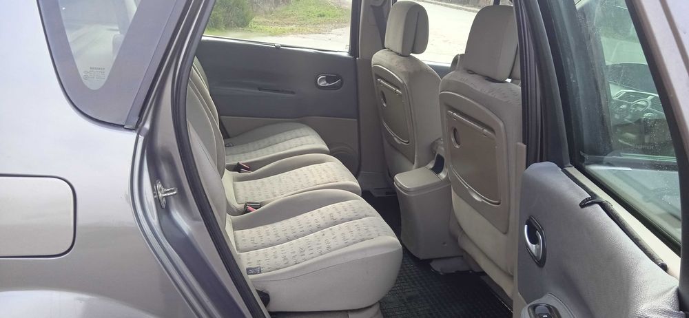 Мінівен Renault Scenic 2005 року. Двигун 1,5 DCI