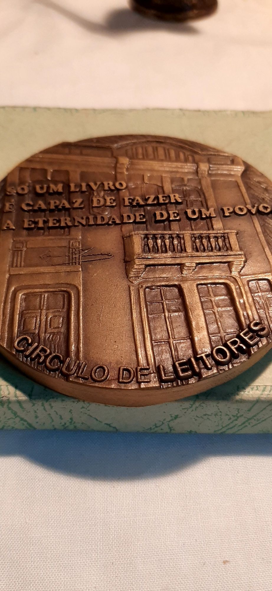 Medalha comemorativa sobre a vida e obra do grande Eça de Queiroz