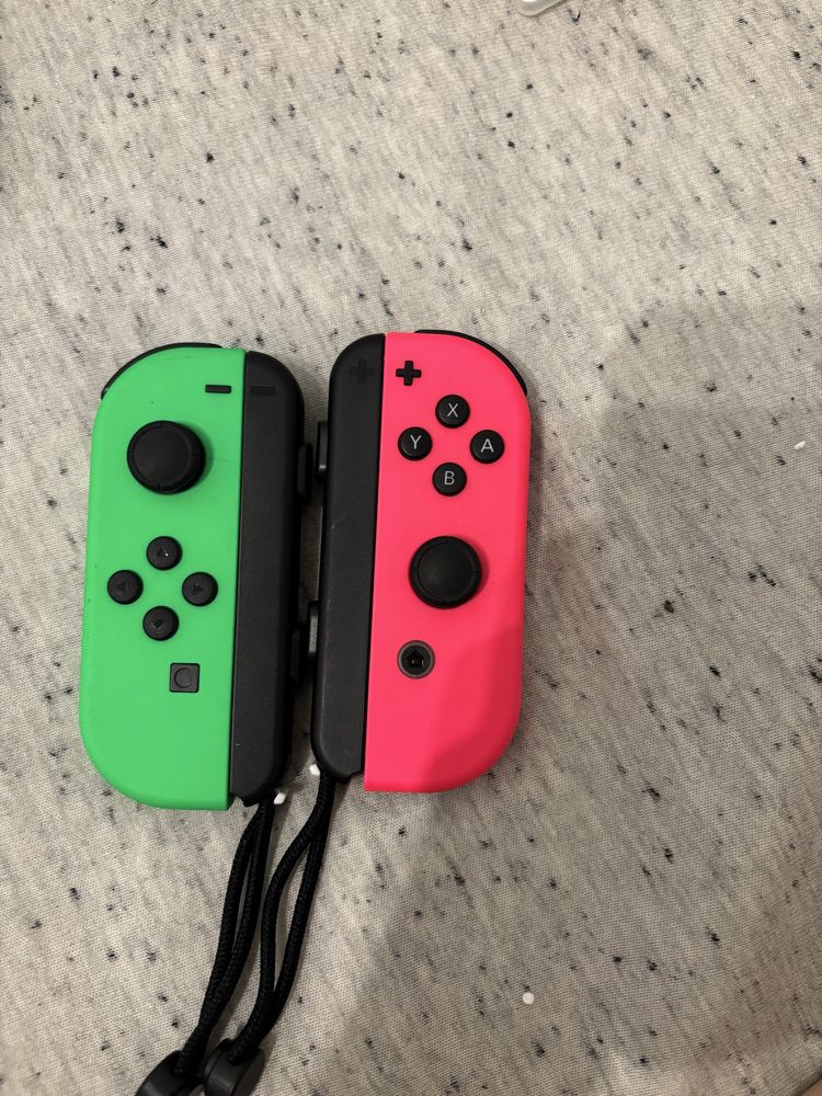 Nintendo Switch + 2 gry i dodatkowa para Joy-Con