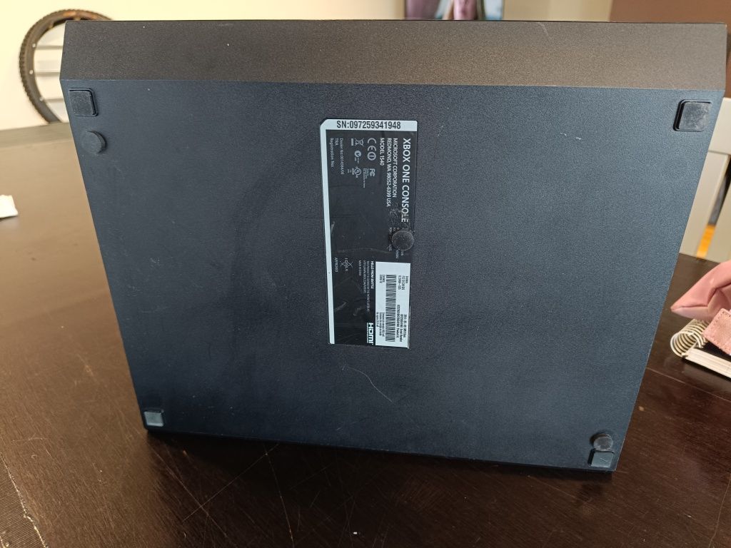 XBOX one 500gb com 2 comandos e jogos