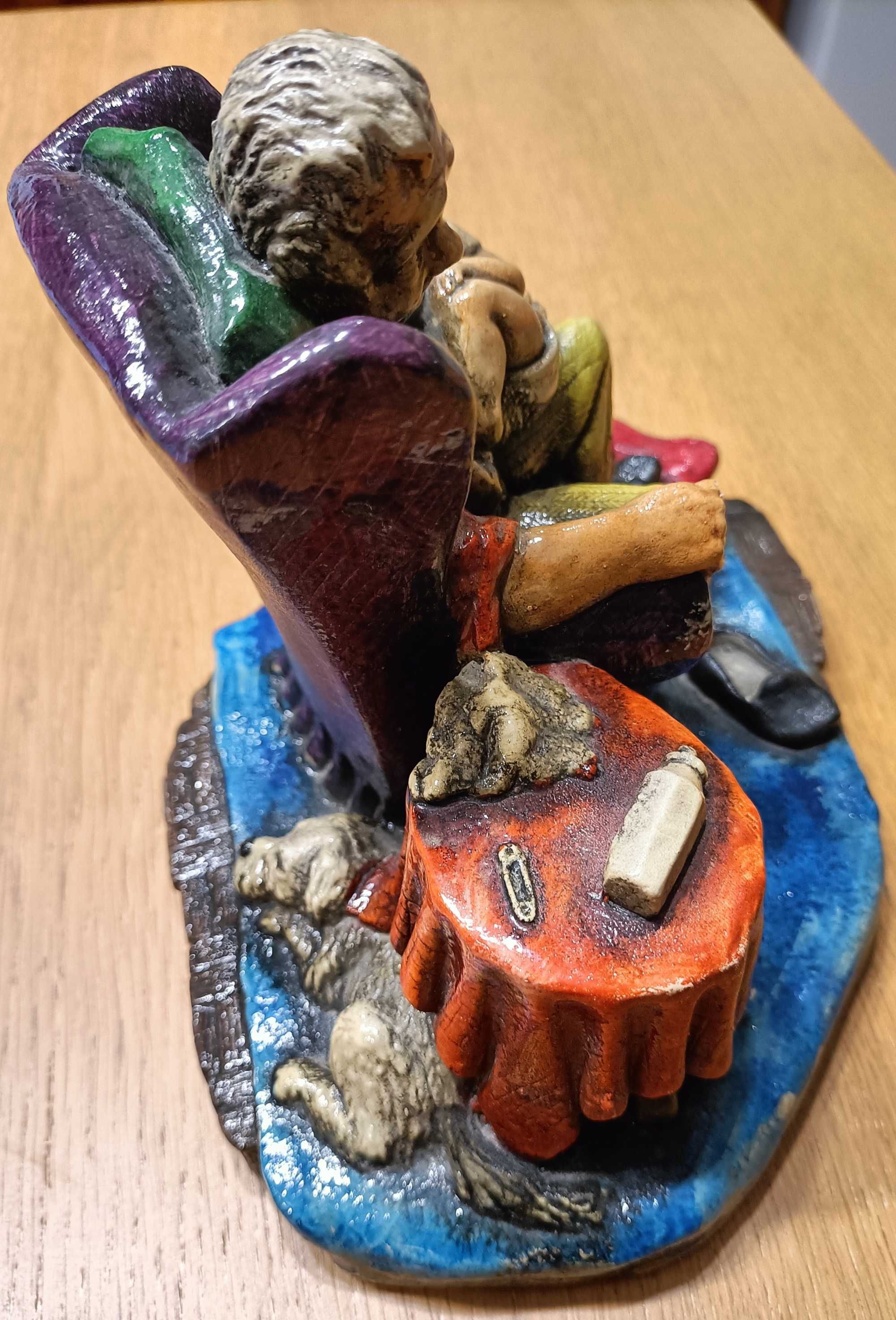 Estatueta antiga "Avô com neto ao colo"