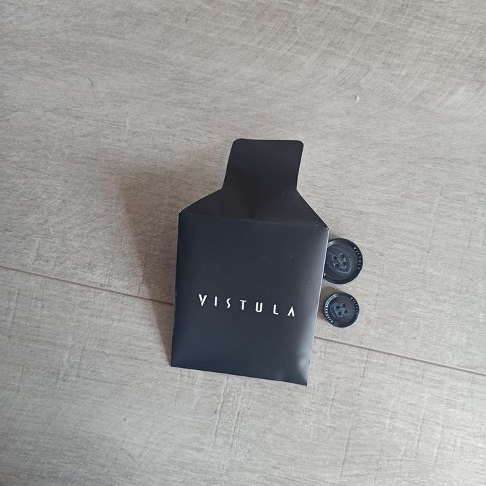 Garnitur Vistula z kamizelką, poszetką, paskiem oraz pokrowcem