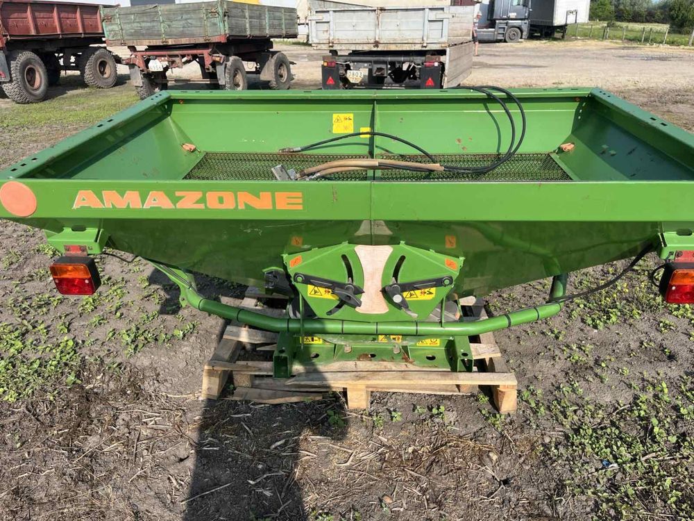 Розкидач міндобрив Amazone на 1 тону