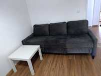 Sofá Ikea e mesa de canto