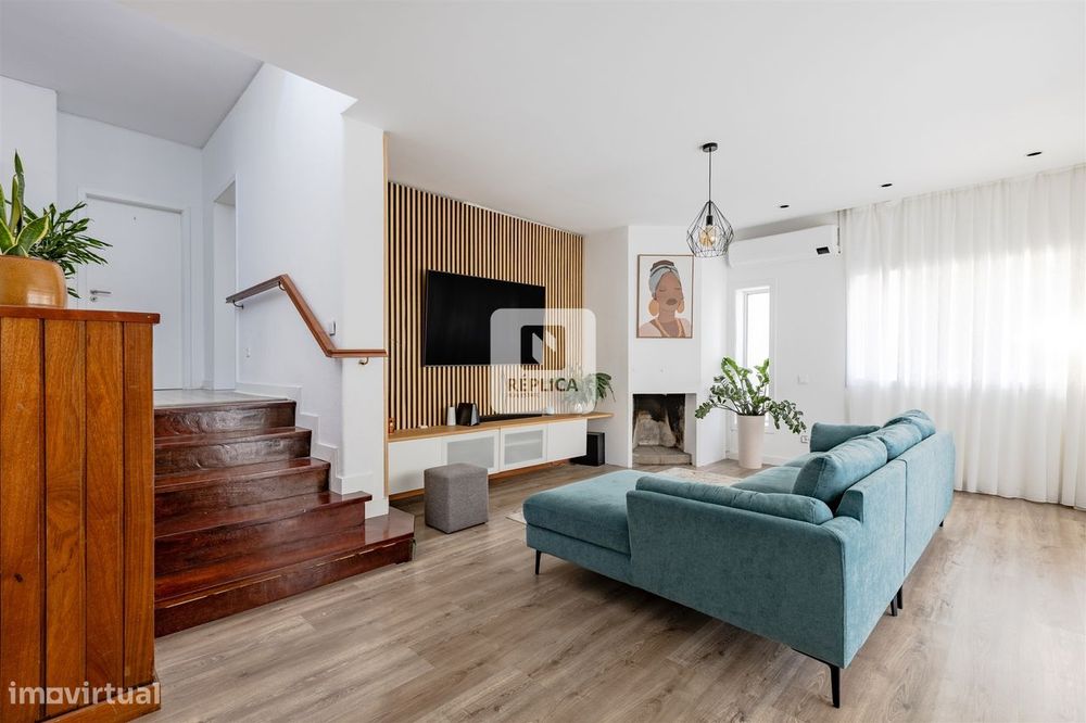 Moradia Dúplex Remodelada com Áreas Generosas em Zona Residencial