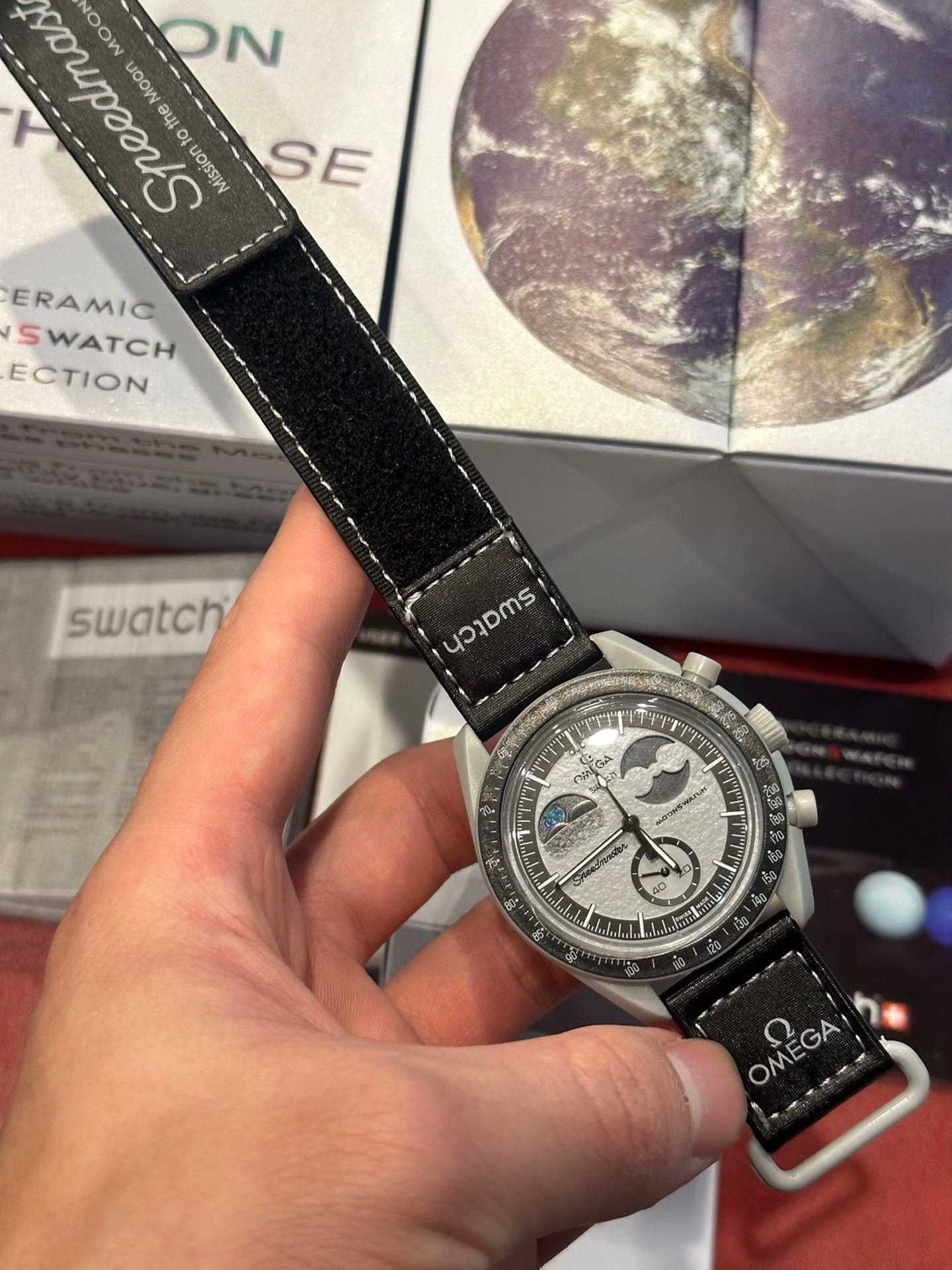 MoonSwatch Earth Phase - model SO33M700 nowy!