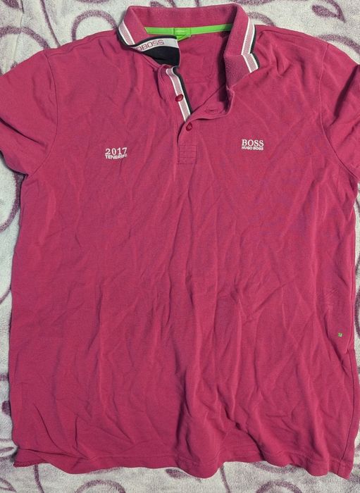 Футболка Hugo Boss рожевого кольору чоловіча,
З воротником на пуговиця