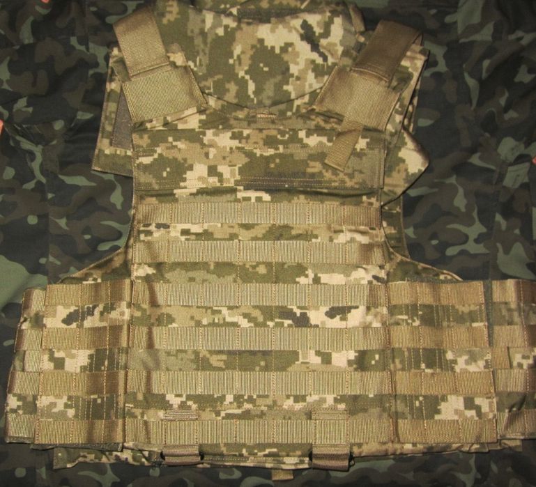 Продається чохол для бронежилета  та шиї,також підсумки і напашник