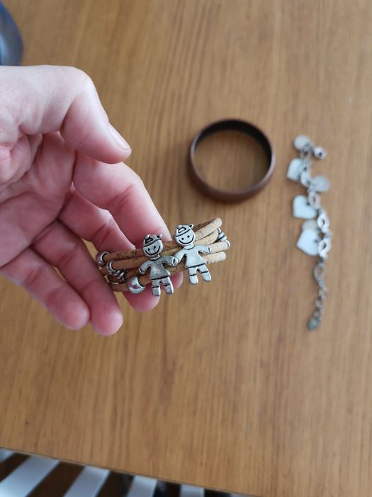 Pulseiras bronze, 2 filhos e corações