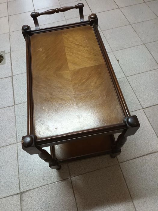 Mesa de apoio, em madeira escura