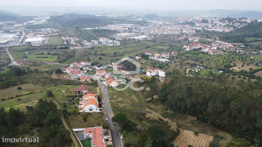 Terreno com projeto aprovado para construção de uma moradia isolada em