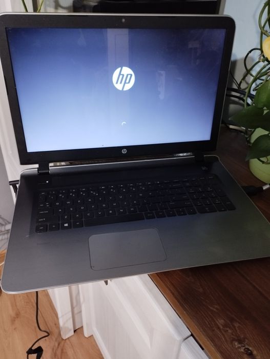 Laptop HP 17 cali uszkodzony 6gb 1000gb