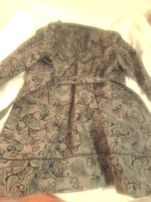 Casaco tipo gabardina, com motivos personalizados