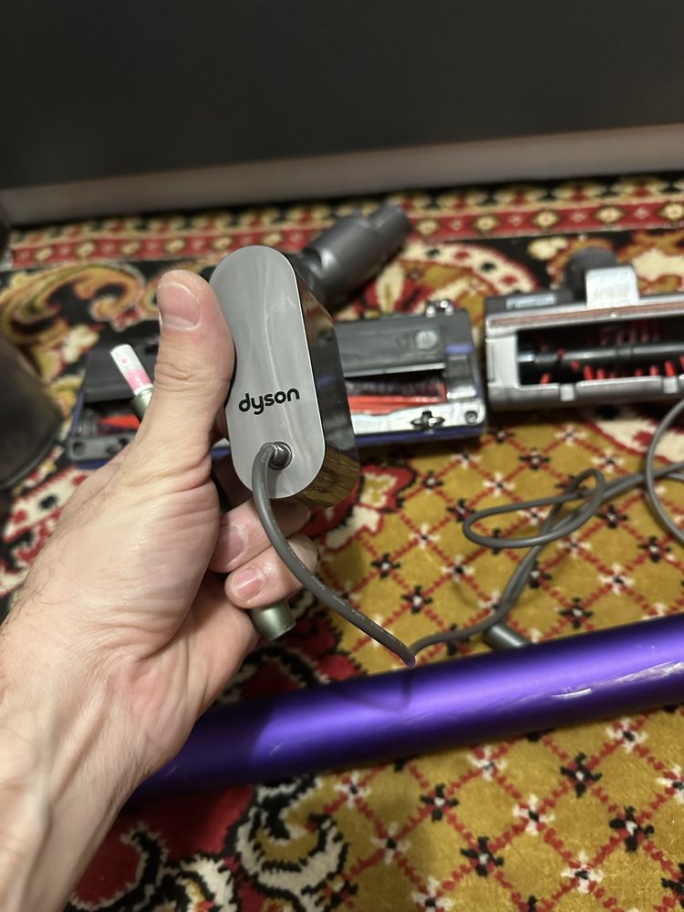 Продаю аккумуляторный пылесос Dyson V6